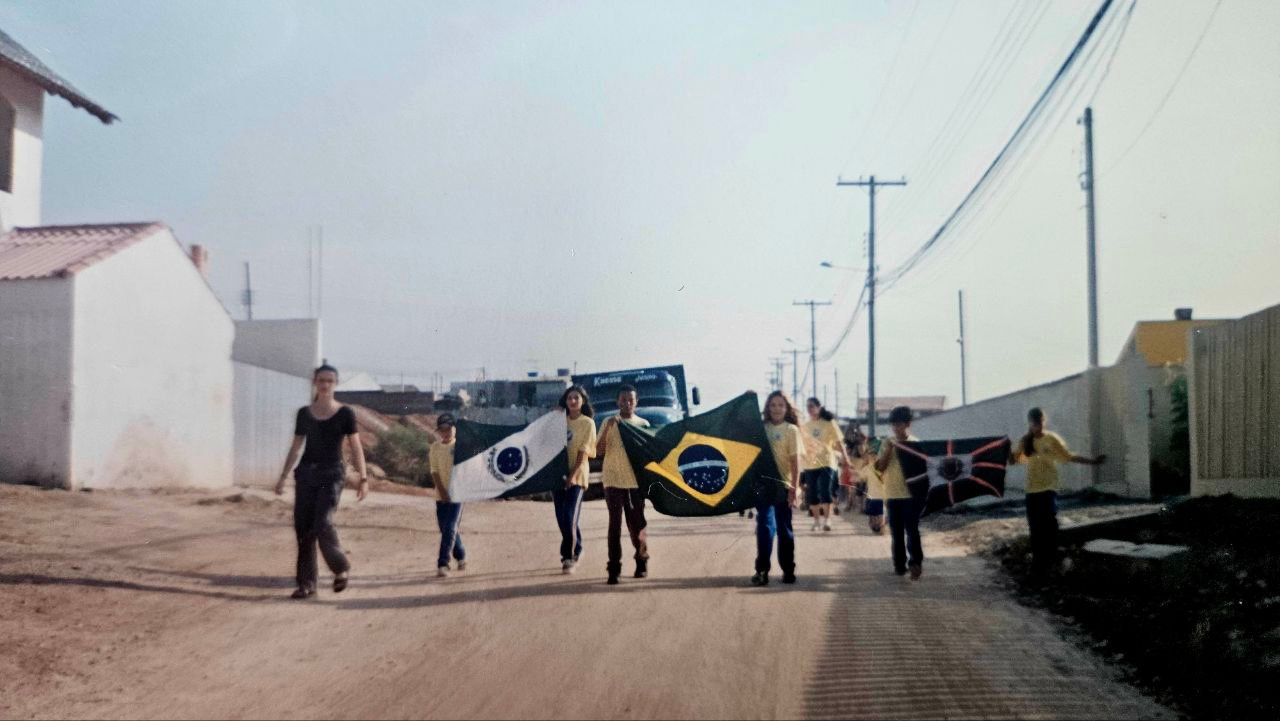 Estudantes em desfile cívico em 2001