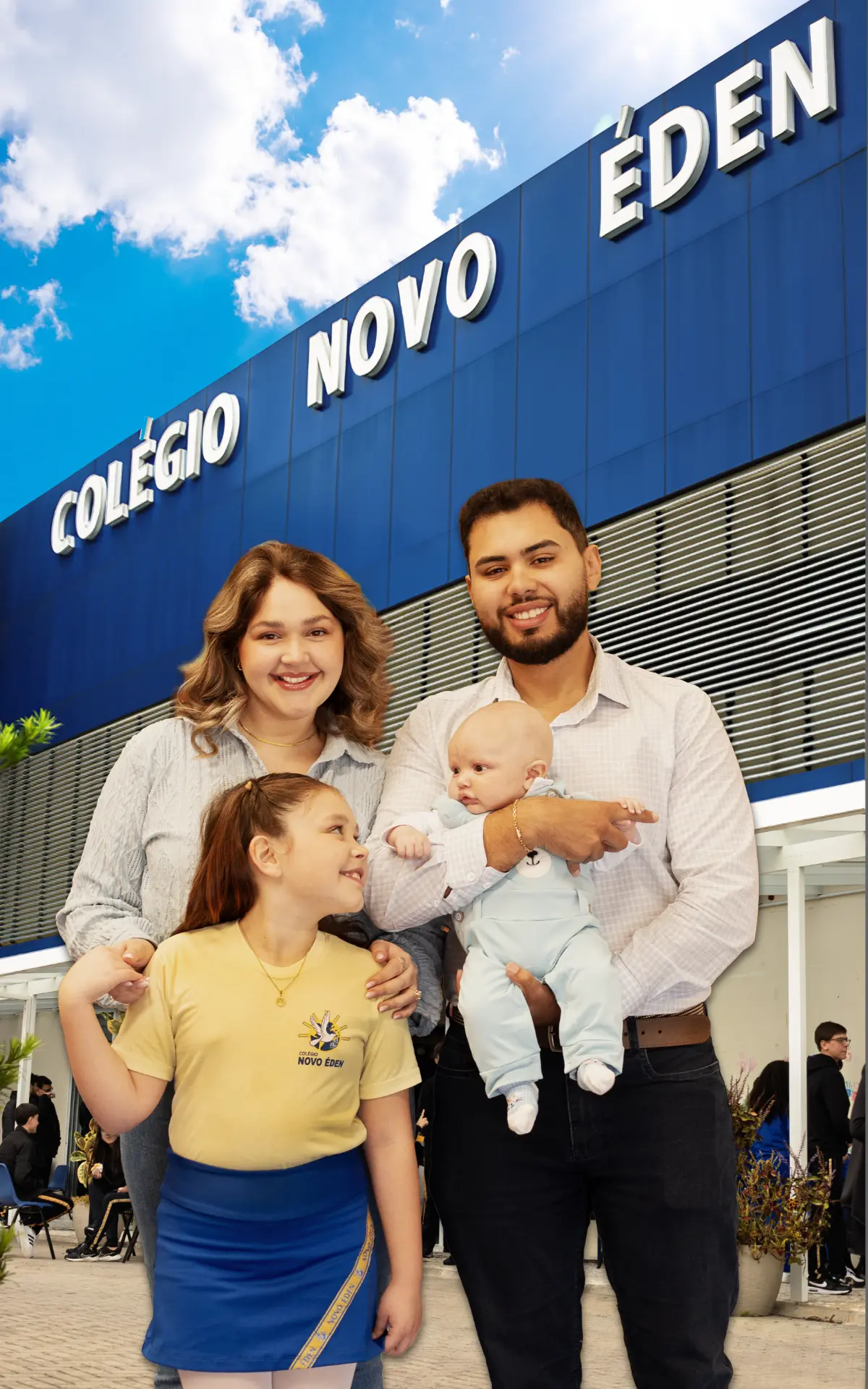 Família em frente à fachada do Colégio Novo Éden