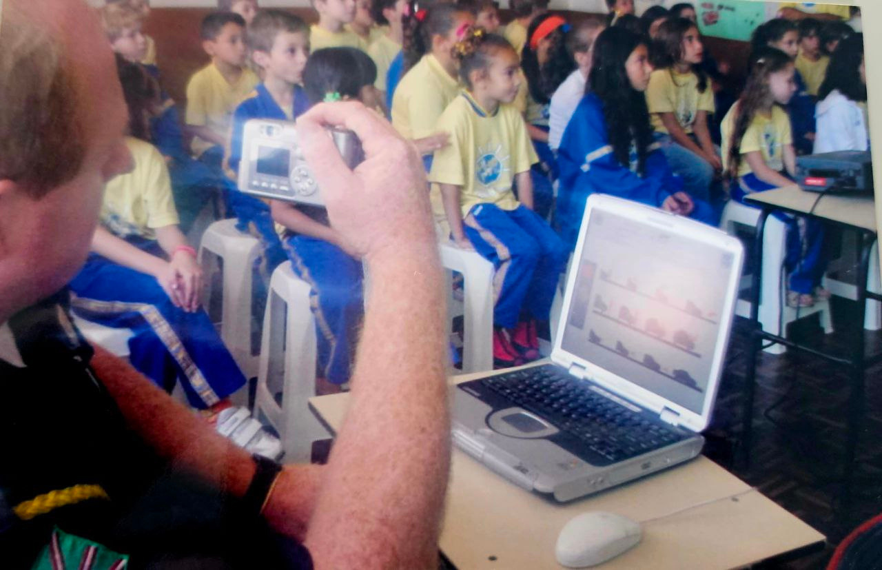 Estudantes utilizando computadores